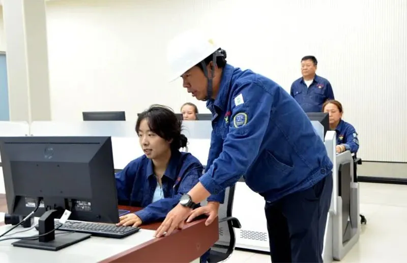 В центральной диспетчерской сотрудники контролируют технологический процесс с помощью системы DCS.